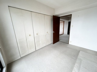 【寝室】 | コスモ本山 | 南向き4.5畳の洋室はたっぷりの収納付き