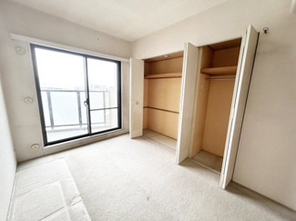 【寝室】 | コスモ本山 | 南向きバルコニーからの日差しがたっぷり差し込みます