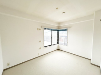 【洋室】 | コスモ本山 | 6.2畳の洋室は3面採光で明るいお部屋。ルーフバルコニーに出ることが出来ます