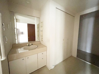 【洗面所】 | コスモ本山 | 洗面台の横の洗濯機スペースは扉付き。奥には収納スペースが有り、大型の荷物もたっぷり収納できます。