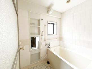 【浴室】 | コスモ本山 | 光が差し込む明るいバスルーム。換気ができ、カビ対策にもなりますね