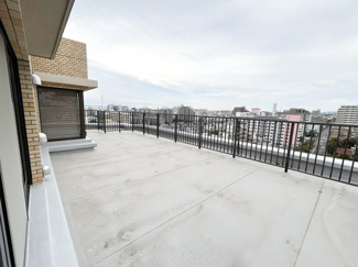 【バルコニー】 | コスモ本山 | 36.84平米の広々南西向きルーフバルコニー