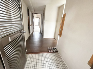 【玄関】 | コスモ本山 | ルーバー式の玄関網戸ドア付きのため、風通しの良い玄関