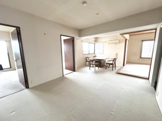 【居間・リビング】 | コスモ本山 | 専有面積93.64平米の広々4LDK。最上階、角住居、ルーフバルコニー付の明るい住まい♪