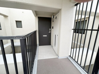 【玄関】 | コスモ本山 | 玄関横が吹き抜けのため明るく開放感があります