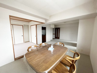 【居間・リビング】 | コスモ本山 | 2面採光のため明るい13.1帖のリビングダイニング