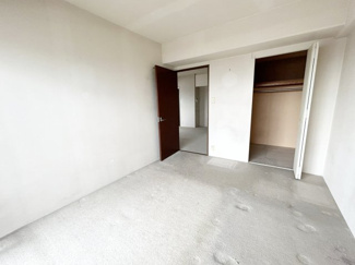 【洋室】 | コスモ本山 | 豊富な収納力のあるウォークインクローゼット