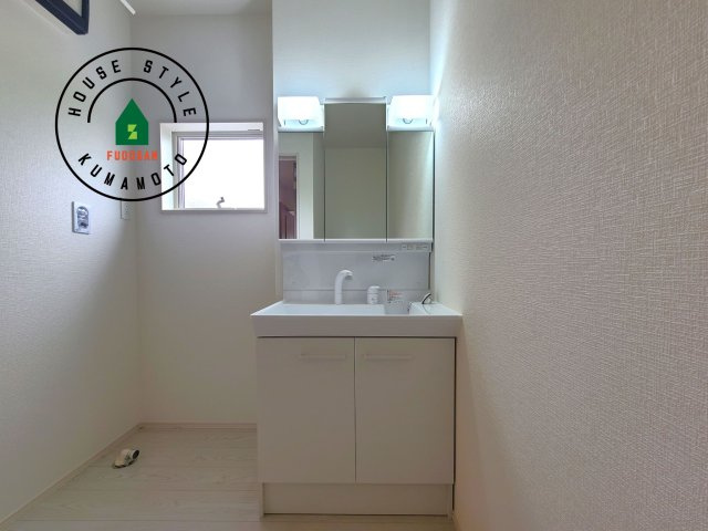 熊本市南区富合町南田尻第2₋2棟(2号棟)の内観：施工例|毎日使うものだから清潔な空間を保ちたい水回り。洗面にはそんな願いを解消させてくれる収納アイデアが満載です。三面鏡の裏側にはキャビネットが現れ小物から背の高い物まで収納できます。