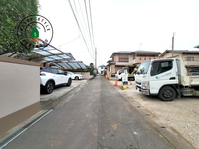 熊本市南区富合町南田尻第2₋2棟(2号棟)の前面道路含む現地写真|前面道路は閑静な住宅地をはしる車通りの少ない道路。お車の出し入れが苦手なママや小さなお子様にも安心ですね。しっかり舗装もされているので、ベビーカーや自転車で通っても快適に通行できます。