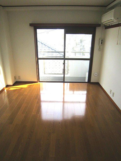 アーバンフラッツ白山の居間・リビング