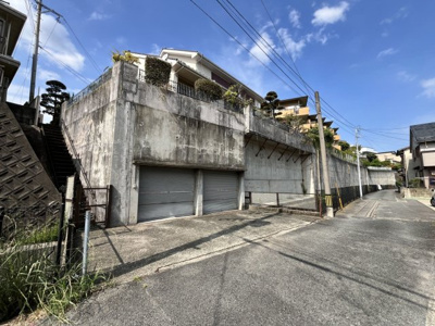 【前面道路含む現地写真】 | 南区皿山２丁目　中古戸建 | 擁壁について、確認済証が発行されています。