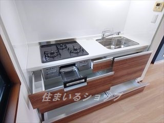 広島市安佐北区安佐町大字飯室のアパートのキッチン|３口ガスコンロ・グリル付きシステムキッチン