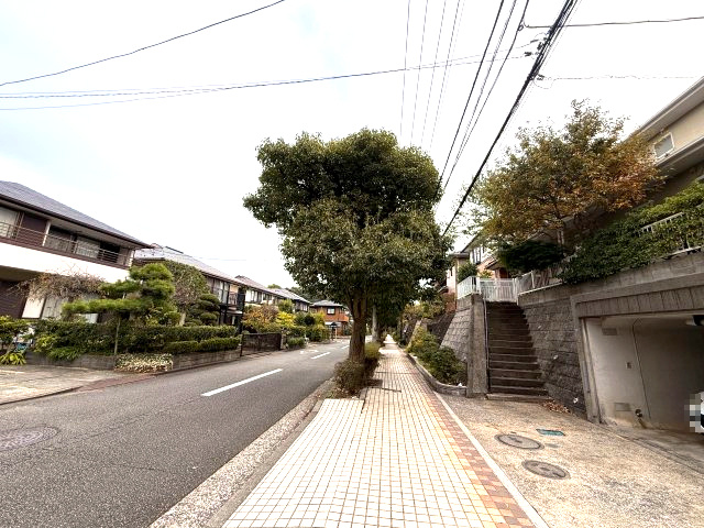 オーナーチェンジ物件　閑静な住宅街の前面道路含む現地写真|前面道路