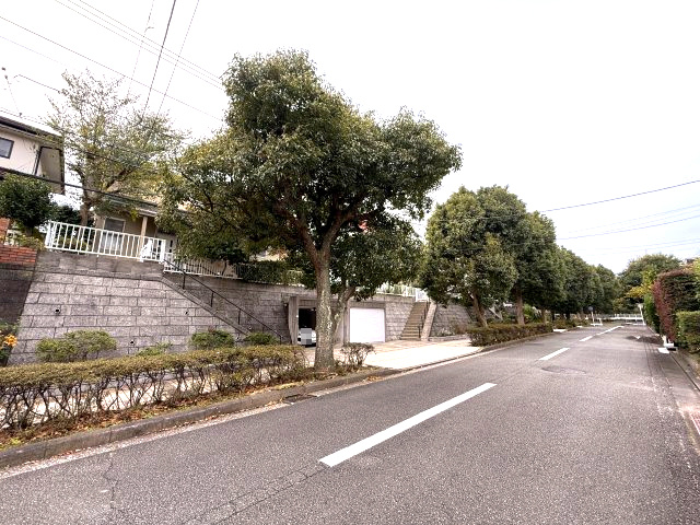 オーナーチェンジ物件　閑静な住宅街の前面道路含む現地写真|前面道路