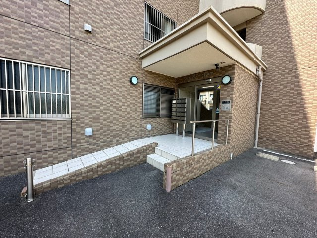 豊田市元城町４丁目の賃貸マンションのエントランス