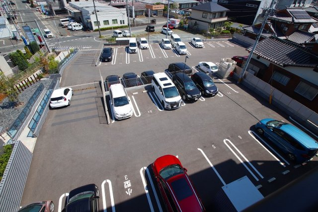 東合川ヒルズ【キャッシュバック対象物件】の駐車場|高台で水害のときも安心です。