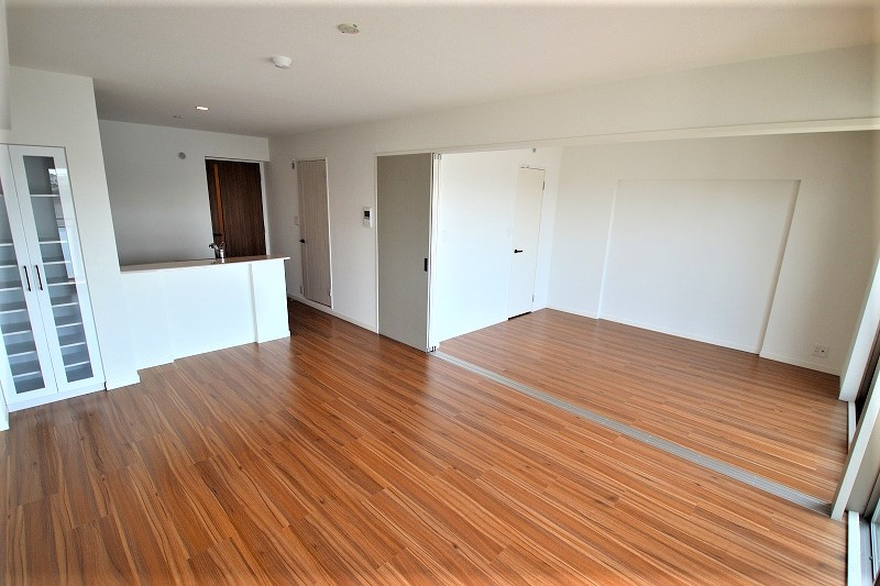 東合川ヒルズ【キャッシュバック対象物件】の居間・リビング|こちらのリビングで趣味の時間をお楽しみください