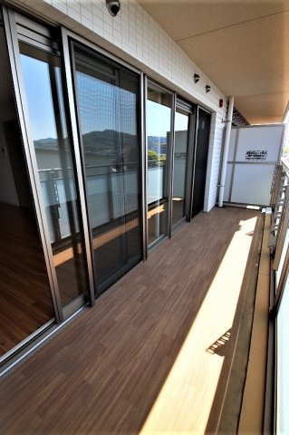 東合川ヒルズ【キャッシュバック対象物件】のバルコニー|外からの目が気にならないバルコニーで洗濯物が干せます