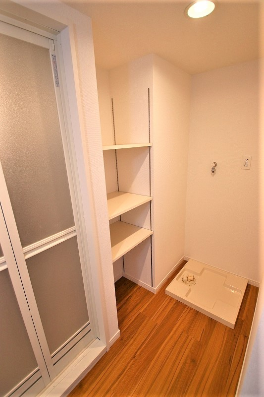 東合川ヒルズ【キャッシュバック対象物件】の洗面所|明るい洗面所です