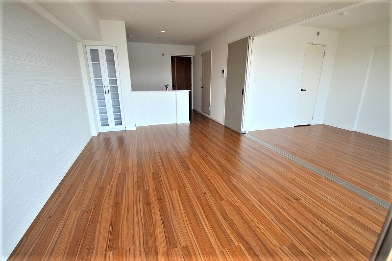 東合川ヒルズ【キャッシュバック対象物件】の居間・リビング|こちらの居間で趣味の時間をお楽しみください