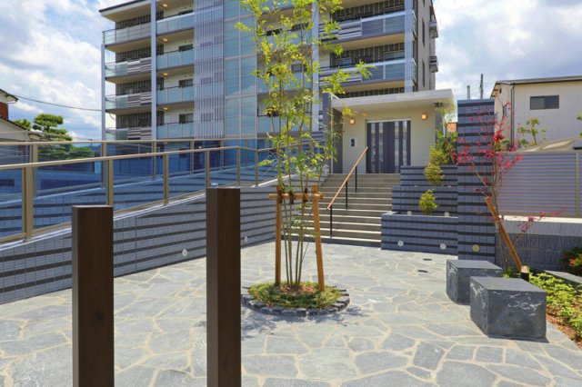 東合川ヒルズ【キャッシュバック対象物件】のエントランス|建物の内部です