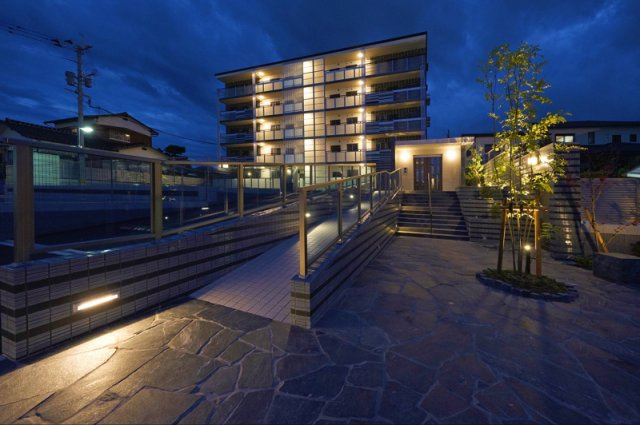 東合川ヒルズ【キャッシュバック対象物件】のロビー|夜も明るく雰囲気良いです！