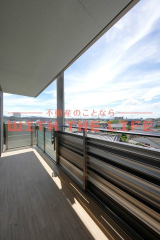 アインス鳥飼【キャッシュバック対象】のバルコニー|暖かな日差しのふりそそぐバルコニー