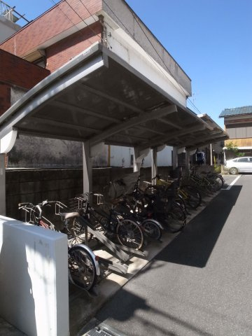【その他共用部分】 | プレジール弁天 | 屋根付きの駐輪場で雨の日も安心ですね♪