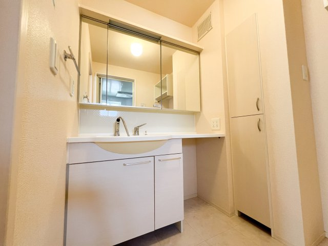 カルテットの独立洗面台