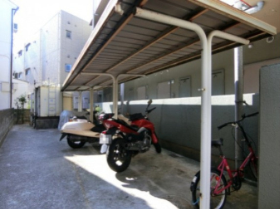 【その他共用部分】 | SHRIKE2（シュライク２） | 月額1,000円で利用可能な屋根付きバイク置き場です。