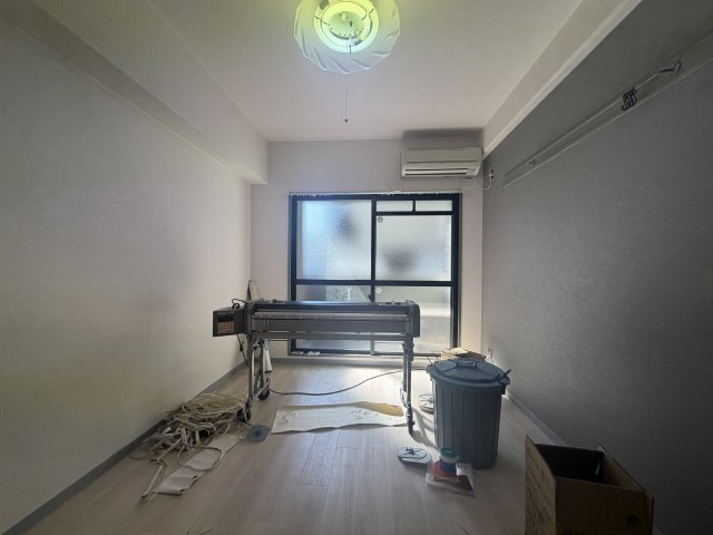 【居間・リビング】 | SHRIKE2（シュライク２） | 写真はリフォーム工事中の状態です（2025年12月30日撮影）