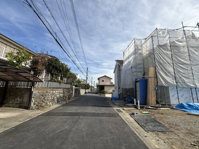 南ひな壇　陽当・眺望良好　新築住宅の前面道路含む現地写真|前面道路