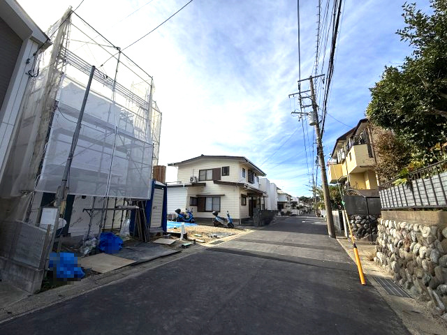 南ひな壇　陽当・眺望良好　新築住宅の前面道路含む現地写真|前面道路
