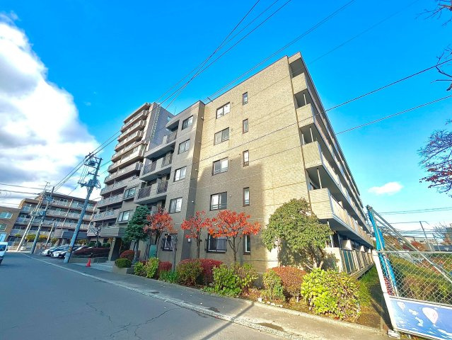 パークハイム旭ヶ丘の外観|スーパー・コンビニ・ドラッグストアまで徒歩4分以内でお買い物がラクラクな立地です！