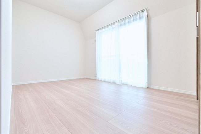 【洋室】 | 藤和シティコープ和白 | 6.5帖の洋室。洋室は明るく採光がとれ、大容量のウォークインクローゼットがあります