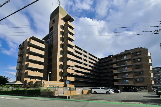 【外観】 | 藤和シティコープ和白 | 和白駅まで徒歩8分。マンションを囲むように各種買い物施設がある利便性の高い立地です【ペット相談OK】