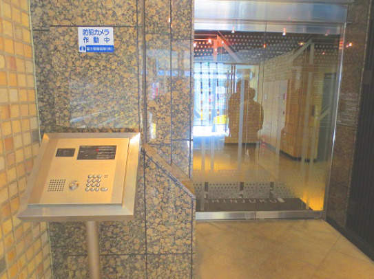 Navi新宿のエントランス