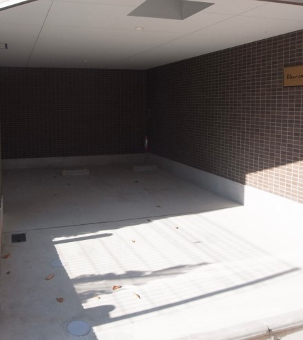 Blue Sky 南千住の駐車場