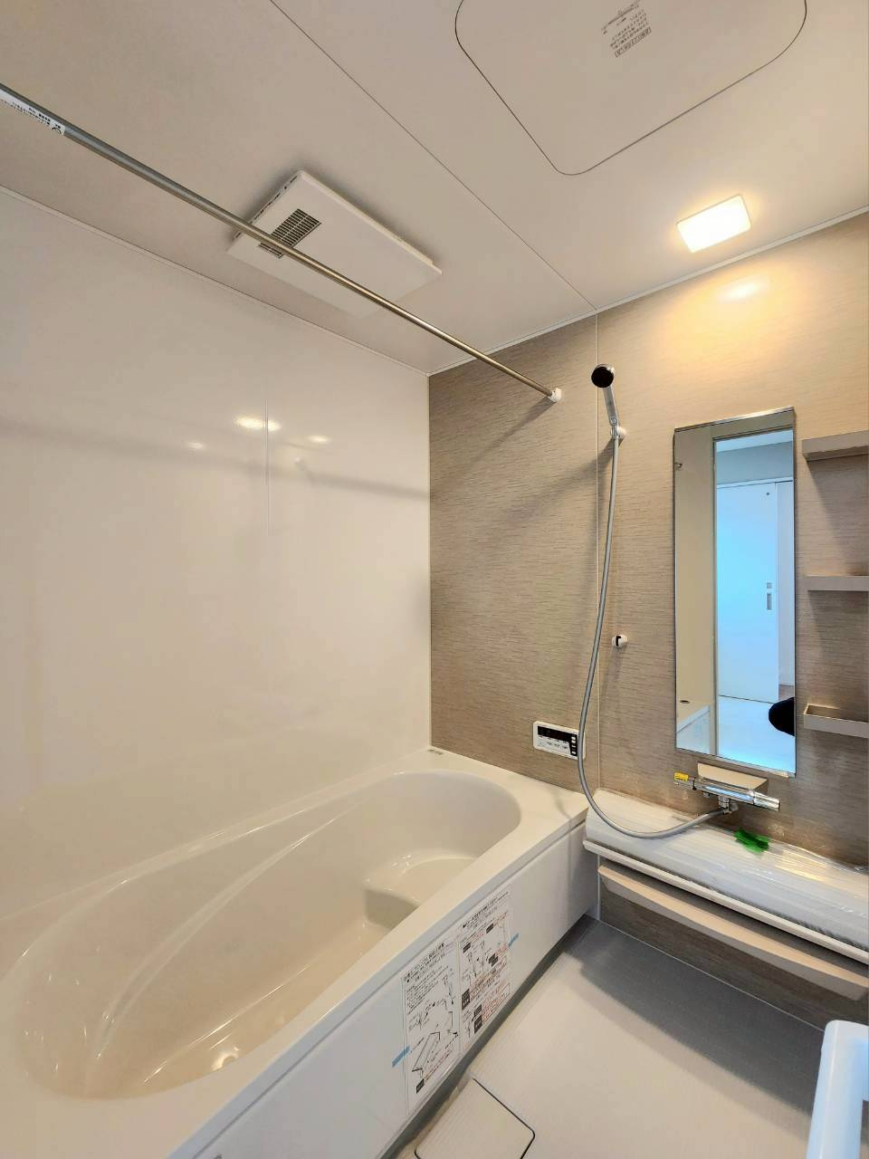 RESET HOUSE－リセットハウス中間市桜台2丁目の浴室|足が伸ばせるユニットバス♪ベンチ付きで半身浴ができます♪