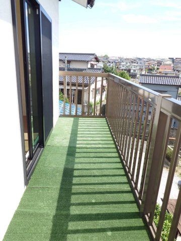 RESET HOUSE－リセットハウス中間市桜台2丁目のバルコニー|【令和8年7月30日撮影】
人工芝を敷いたバルコニー♪