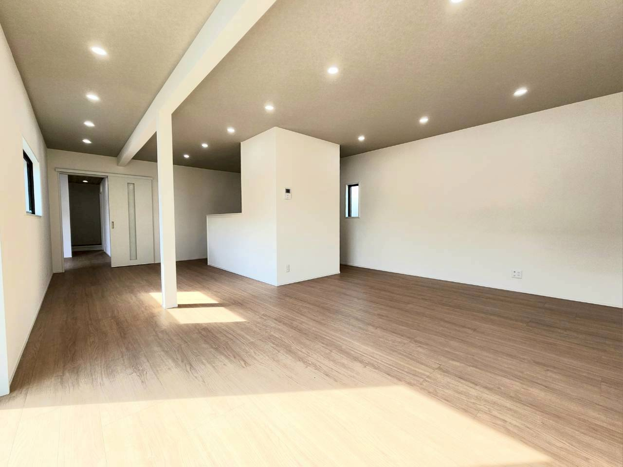 RESET HOUSE－リセットハウス中間市桜台2丁目の居間・リビング|LDKのダウンライトがオシャレですね♪