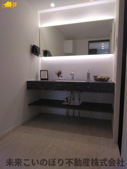 【独立洗面台】 | ビー・サイト | 独立洗面台、小物を置くことができて便利です