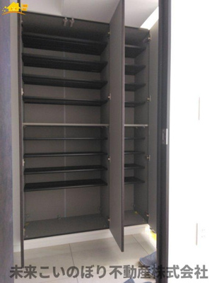 【玄関】 | ビー・サイト | 内側から見た玄関はとても開放感があり、気持ちよくお出かけができます。
収納もしっかりあるので家族の靴をきちんと片づけておけます。