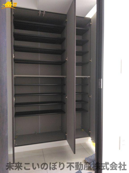 【玄関】 | ビー・サイト | 内側から見た玄関はとても開放感があり、気持ちよくお出かけができます。
収納もしっかりあるので家族の靴をきちんと片づけておけます。