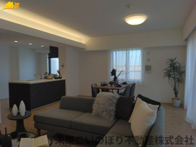 【居間・リビング】 | ビー・サイト | 一日の中で多くの時間を過すことになるリビングダイニングだからこそ、いつも穏やかな空間であることが必然。爽やかな通風と採光を存分に感じる事が出来る空間です。