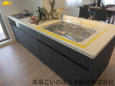 【キッチン】 | ビー・サイト | 対面キッチンならつくりたてのお料理をすぐに食卓へ♪配膳しながら調理ができるので調理スペースを広く使用でき、作業効率も上がります♪