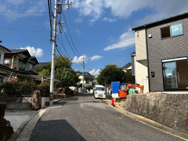 佐伯区屋代2丁目24-1期の前面道路含む現地写真