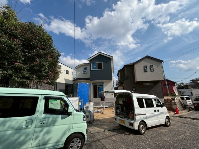 佐伯区屋代2丁目24-1期の前面道路含む現地写真