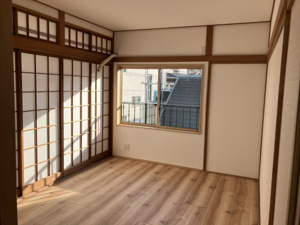 【洋室】 | 障子から柔らかな光が届く、落ち着いた雰囲気の居室。和の情緒を感じつつ、洋風のライフスタイルにも馴染むデザインです。静かに読書を楽しんだり、お昼寝をしたりと、家族が心から寛げる心地よい一室です。