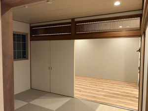 【洋室】 | 壁一面にクローゼットを備えた洋室。衣類や季節物もたっぷり収納できるため、お部屋を広く贅沢に使えます。朝の身支度もスムーズに整い、毎日を軽やかな気持ちでスタートできる、ゆとりある住空間です！
